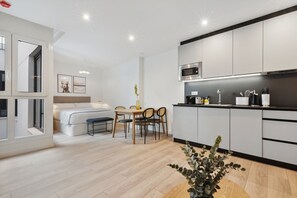 Studio Apartment with sofa bed | Living area | 50-inch TV with satellite channels - Limehome Valencia Carrer del Pare Palau (Valencia)