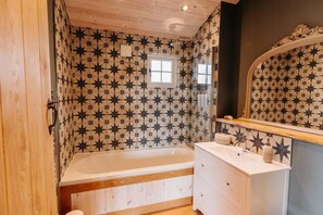 Cottage | Bathroom | Shower, towels - Impeccable 2-bed Cottage Near Woodbridge (Woodbridge)