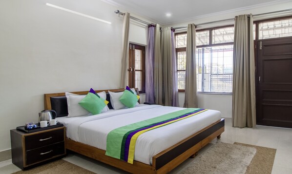 Habitación Deluxe doble, balcón | 1 dormitorio, caja fuerte, tabla de planchar con plancha