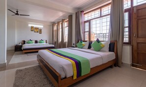 Habitación Premium doble, balcón | 1 dormitorio, caja fuerte, tabla de planchar con plancha