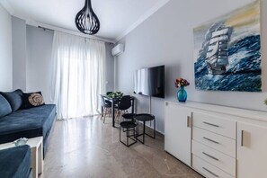 City Apartment | 2 bedrooms, blackout drapes, soundproofing, free WiFi - Bijou apartment in Glyfada center (Glyfada)