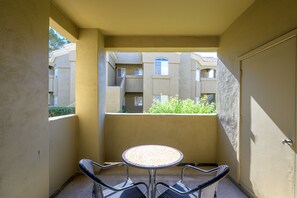 Outdoor dining - Great Scottsdale Location w/ Heated Pool & Spa (Scottsdale)