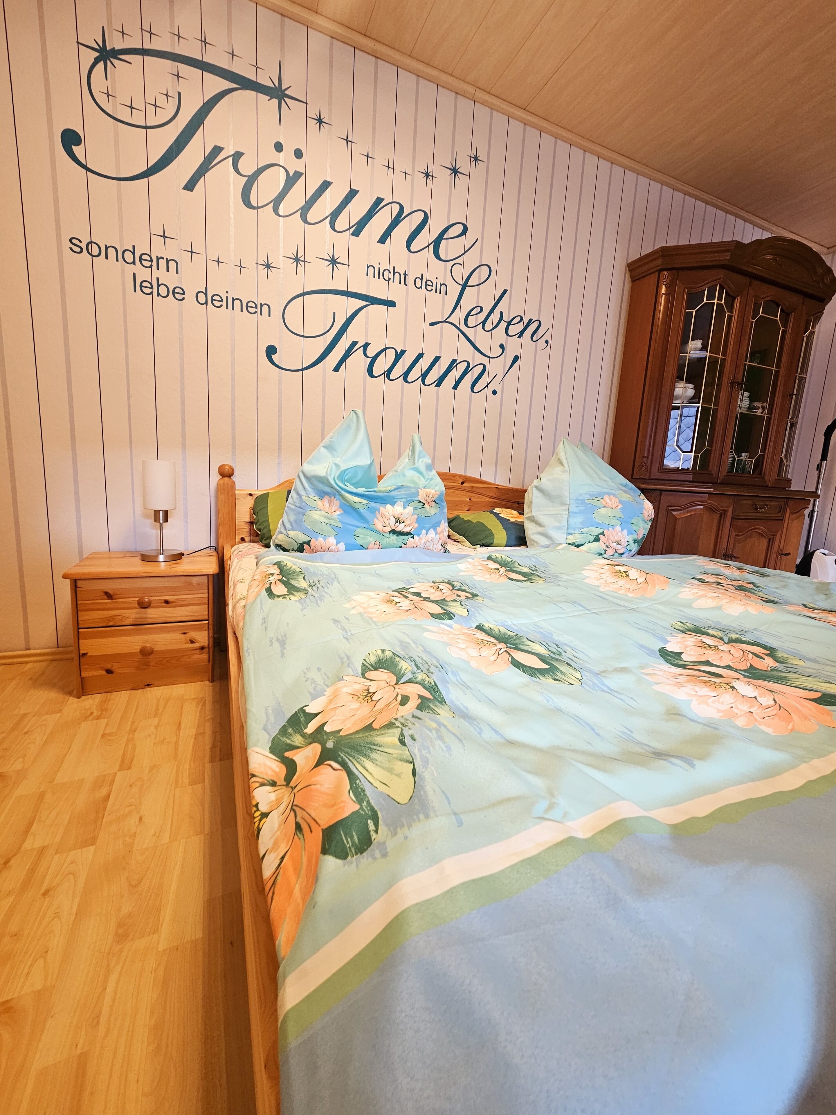 1   室のベッドルーム、WiFi (無料)、ベッドシーツ