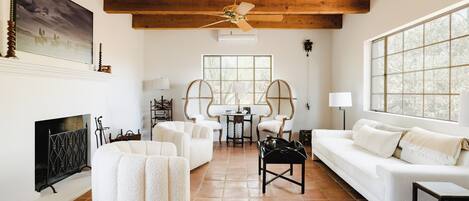 Televisio, takka, kirjoja