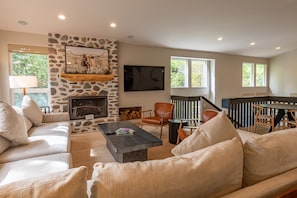 Una televisión, una chimenea