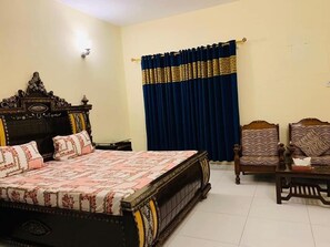 Habitación Deluxe doble | Sistema de insonorización, tabla de planchar con plancha, wifi gratis