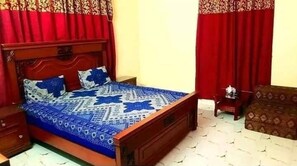 Habitación Deluxe doble | Sistema de insonorización, tabla de planchar con plancha, wifi gratis