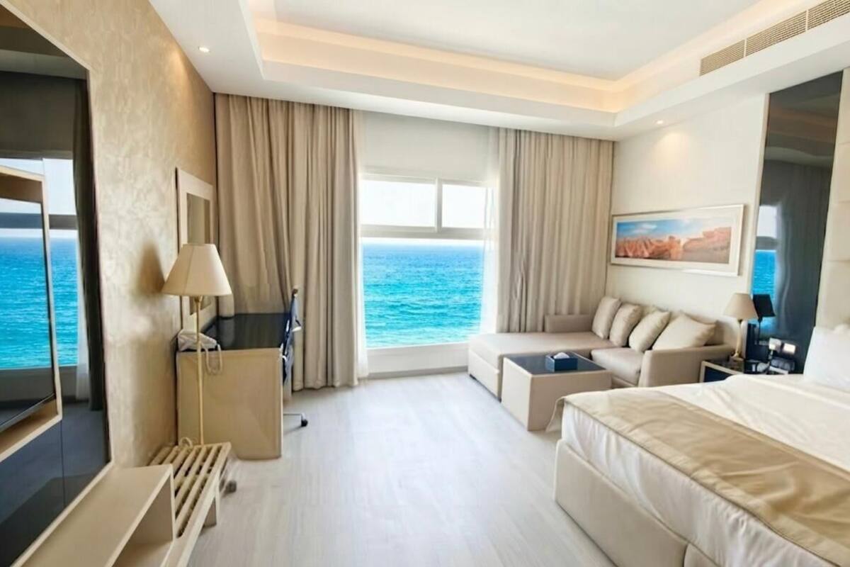 Deluxe Single Room, Sea View | Desk, WiFi (free), bed sheets