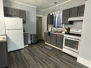 Fridge, microwave, oven, stovetop - Clover Manor - Walk to ND! (South Bend)