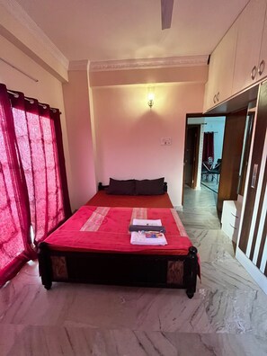 2 habitaciones, tabla de planchar con plancha, wifi y ropa de cama