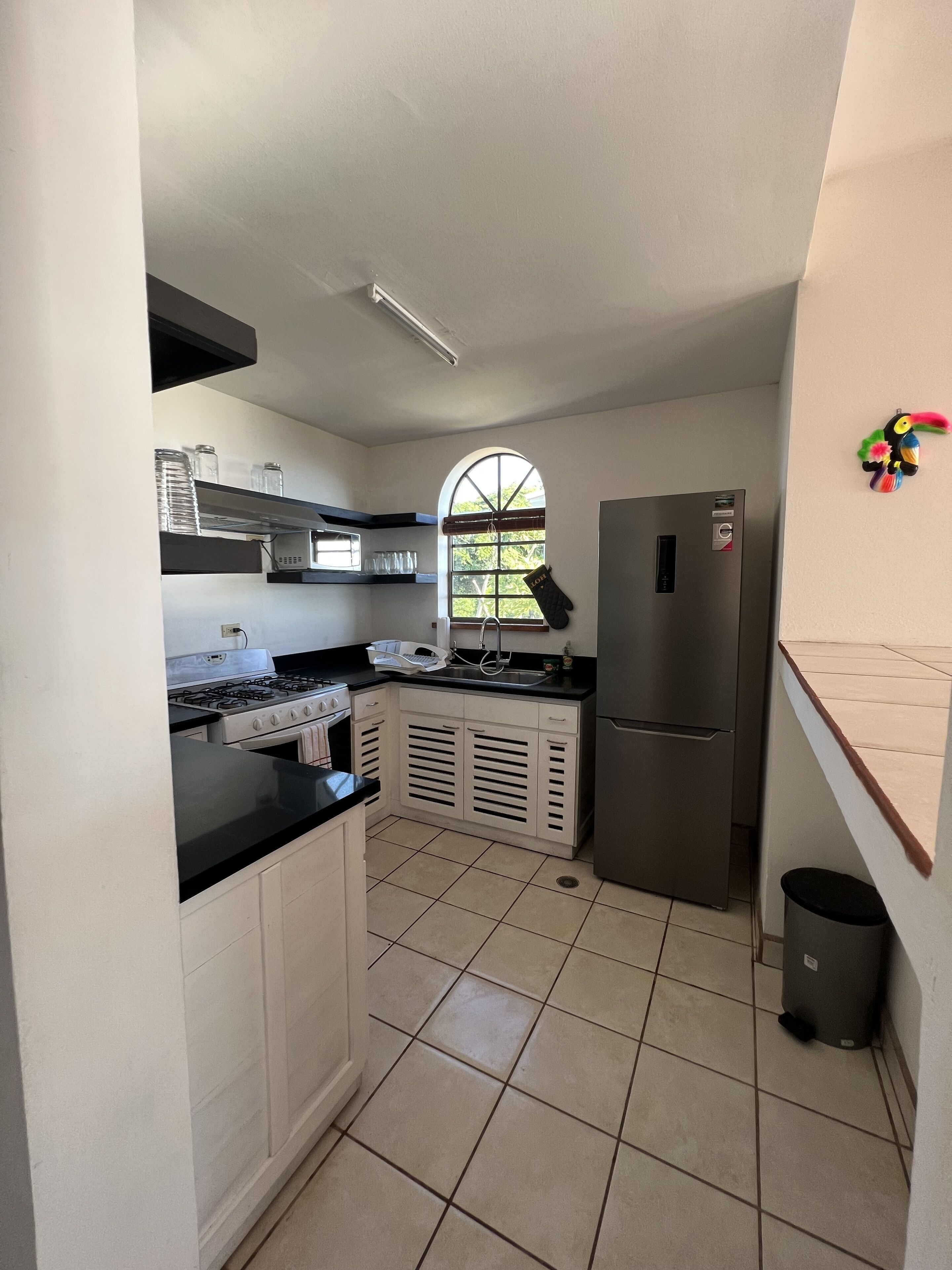 Jääkaappi, mikroaaltouuni, uuni, liesi