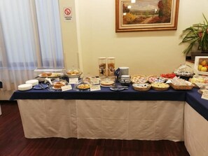 TĂ€gliches inbegriffenes FrĂŒhstĂŒcksbuffet