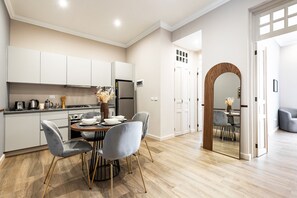 Een koelkast, een oven, een kookplaat, een koffiezetapparaat/waterkoker