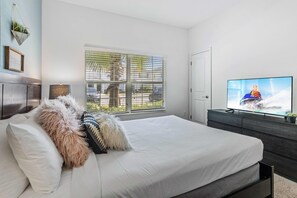 4 bedrooms, desk, iron/ironing board, travel crib - Free Water Park * Near Disney * Splash Pool! (Kissimmee)
