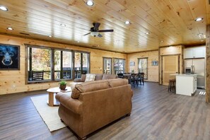 Fernseher, Kamin, Tischfußball, Arbeitsbereiche