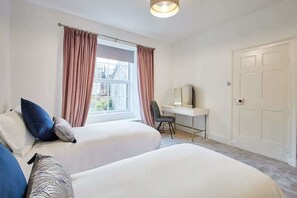 3 Schlafzimmer, Schreibtisch, Bügeleisen/Bügelbrett, WLAN