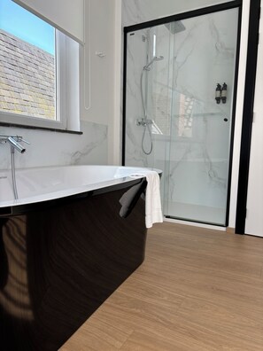 Family Room | Bathroom | Free toiletries, hair dryer, slippers, towels - Ghent Urbanist Hotel by Harmony (Ghent)
