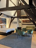 Suite | In-room safe, desk, blackout drapes, soundproofing