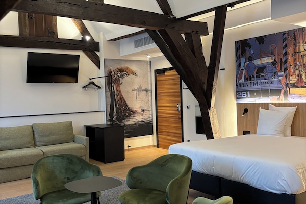 Suite | Safe på rommet, skrivebord, blendingsgardiner og lydisolert