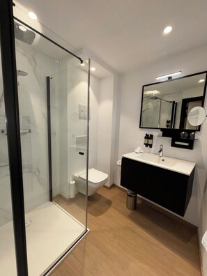 Quarto casal urbano | Banheiro | Produtos de toalete grátis, secador de cabelo, chinelos 