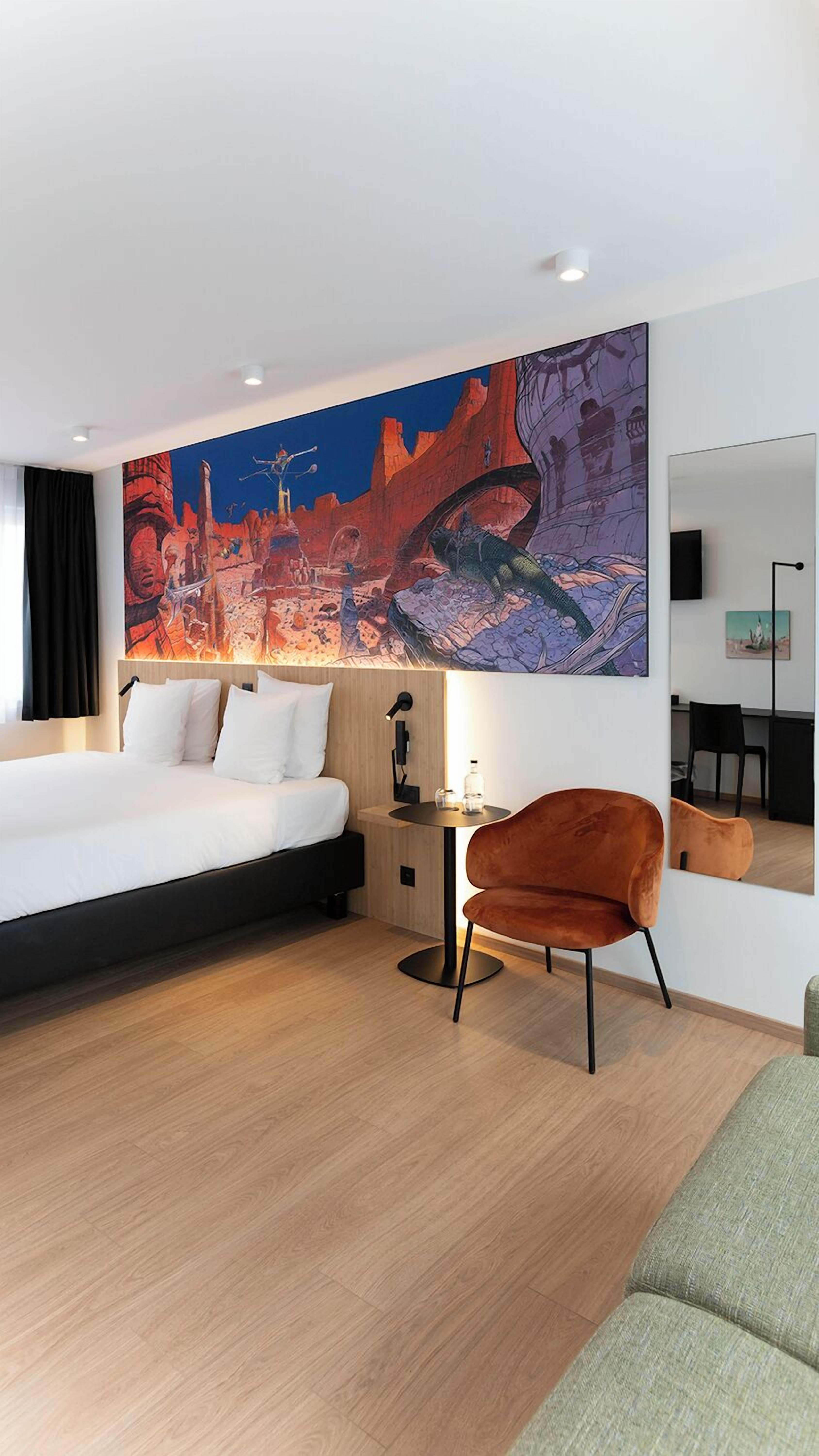 ファミリー ルーム | セーフティボックス (室内)、デスク、遮光カーテン、防音設備