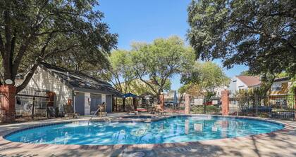 San Antonio Townhome: Community Pool & Hot Tub!