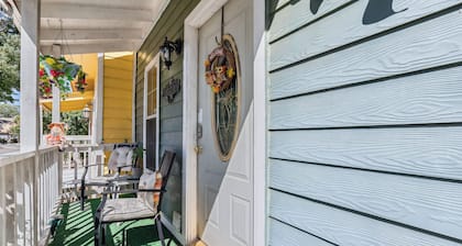 Close to San Antonio Zoo & Airport: Cozy Townhome