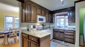 House (4 Bedrooms) | Interior