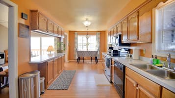 Nhà (3 Bedrooms) | Bếp riêng | Lò vi sóng, lò nướng, bếp nấu, máy rửa bát