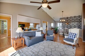 Casa (3 Bedrooms) | Zona de estar | Una chimenea