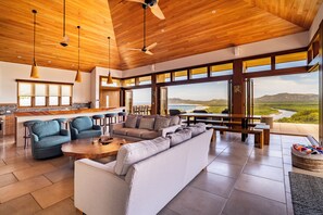 Smart TV, stereo - Spacious OceanView 6BR Villa with pool, gym, rooftop jaccuzi, close to beach (Playa Tamarindo)