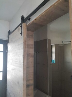 Hair dryer, towels, soap, toilet paper - Lavish Studio Near JKIA Nairobi Airport (Nairobi)