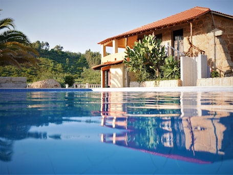 室外游泳池,日光浴躺椅