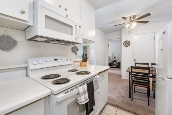 Fridge, microwave, oven, stovetop - Cozy Condo for Rent, Near Swensons Golf Course (Stockton)