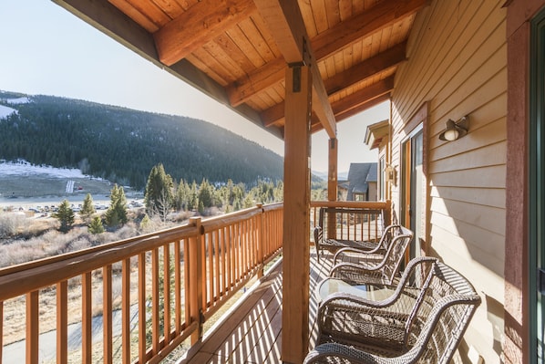 Property grounds - Prime 3 Bedroom looking at Keystone Mtn House! (Keystone)