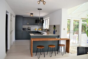 Kjøleskap, mikrobølgeovn, ovn og kokeplater