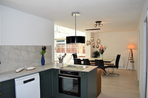 Kjøleskap, mikrobølgeovn, ovn og kokeplater