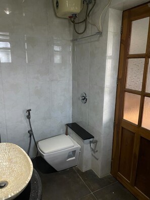 Douche, sèche-cheveux, serviettes fournies, savon