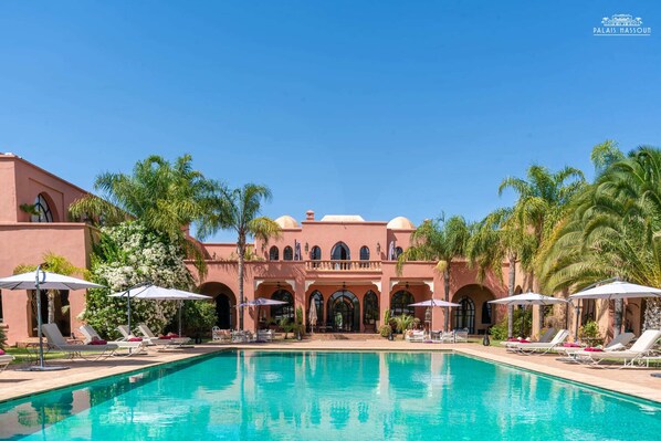 Pool - Oriental Palace in a beautiful 2 hectares oasis in the Marrakech countryside (Centre Commune Ouled Hassoune)