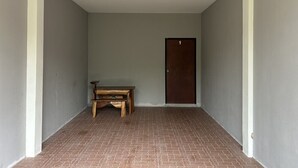 A narrow hallway with a wooden bench, a door marked with the number 1, and a tiled floor. - Baanmae Resort Thachana Suratthani (Tha Chana)