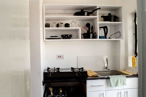 Microondas, horno, placa de cocina y lavavajillas