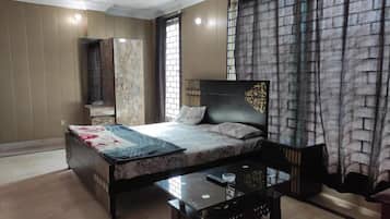 Deluxe Double Room | Soundproofing, iron/ironing board, free WiFi