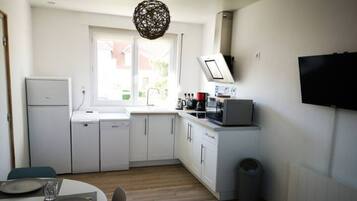 Microwave, dishwasher, cookware/dishes/utensils, spices