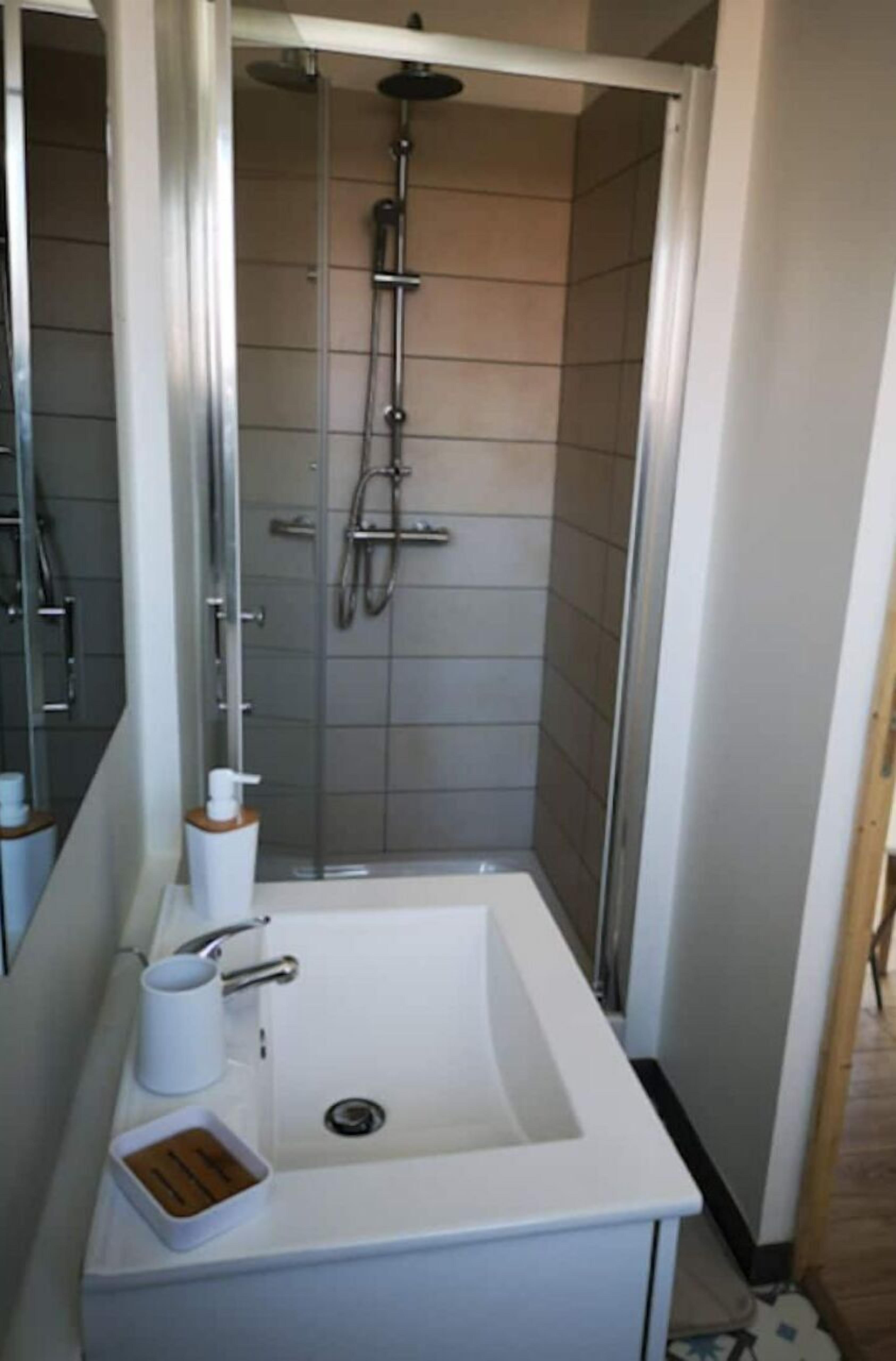 Serviettes fournies, savon, papier toilette