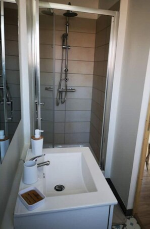 Serviettes fournies, savon, papier toilette