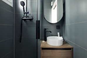 Shower, hair dryer, towels - Sweett | Rocafort 303 (Barcelona)