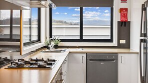 Mikrobølgeovn, ovn, kokeplater og oppvaskmaskin