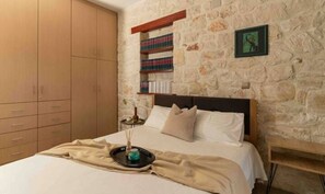 3 bedrooms, in-room safe, iron/ironing board, free WiFi
