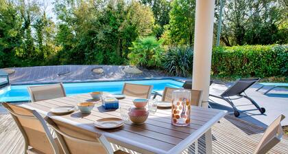 Jardin et piscine - 1km de la plage- Pour 8