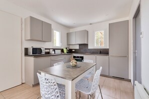 Kühlschrank, Mikrowelle, Ofen, Geschirrspüler